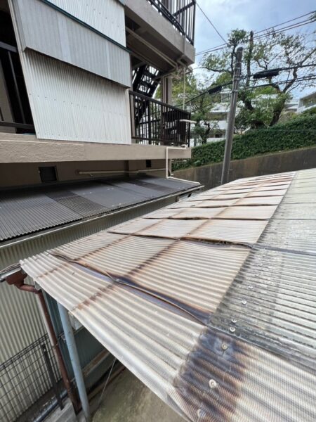 横浜市鶴見区にて屋根リフォーム＜波板屋根の張替え工事＞の施工前写真